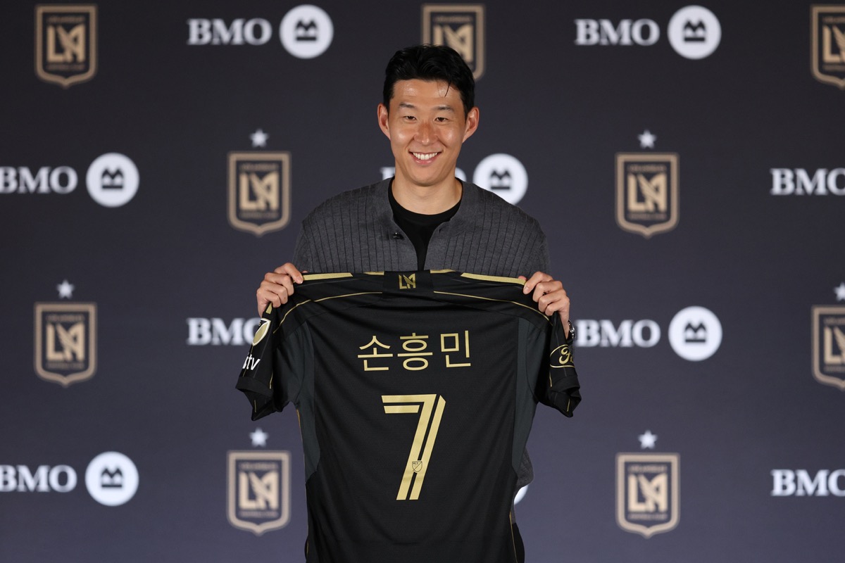 孙兴慜助攻LAFC 3-0击溃梅西球队:MLS 2026开幕战75673人见证历史