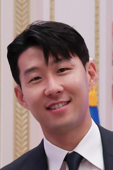 孙兴慜伤病与复出史：面具侠的坚韧传奇