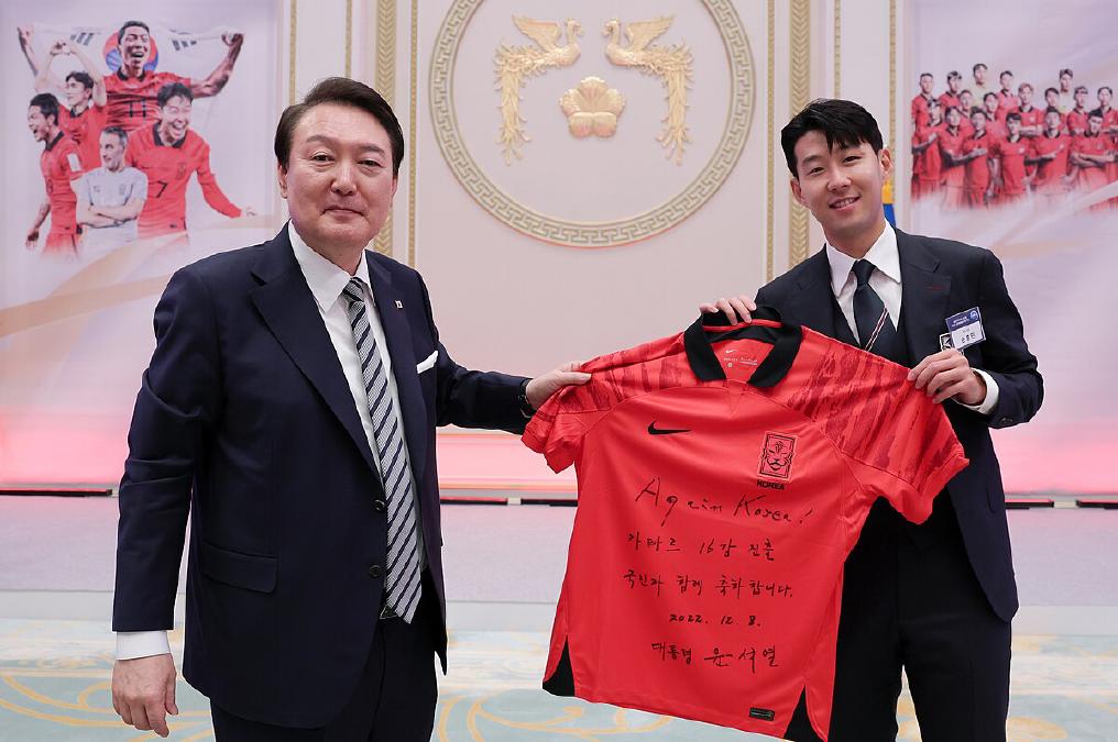 孙兴慜与凯恩：英超最致命锋线搭档的化学反应